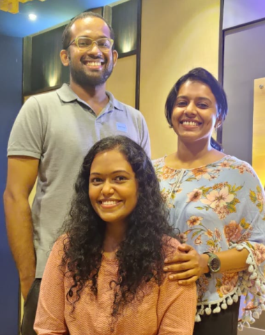 സന്തോഷത്തിന്റെ ഒന്നാം രഹസ്യം എന്ന സിനിമയുടെ റെക്കോർഡിങ്ങിൽ ഗായിക സിത്താരയ്ക്കൊപ്പം